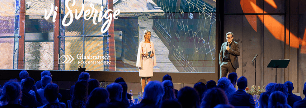 konferecier Pernilla Warberg och Glasbranschföreningens ordförande Jonas Nilsson på scen under kongressmiddagen 2025