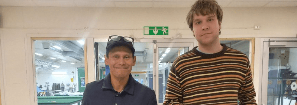 Två män tittar in i kameran