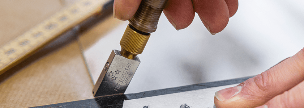 Bild på händer som skär glas