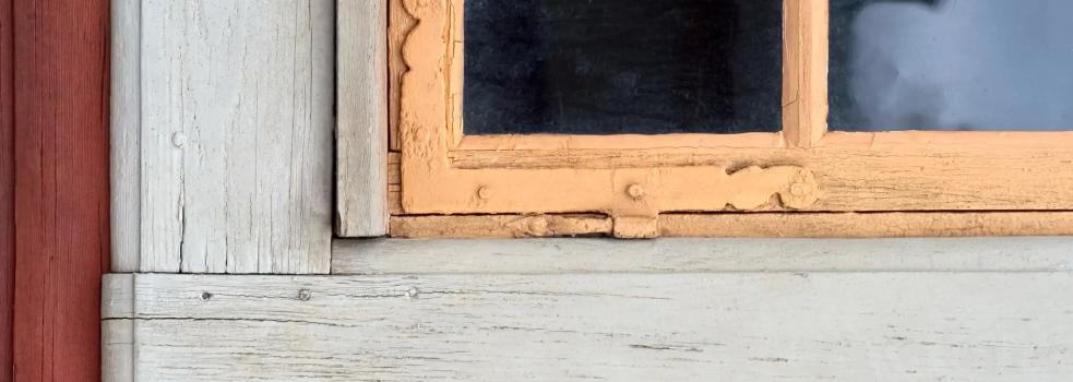 Fönsterkarm, där vi ser en del av glaset