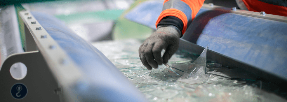 Hand med handske bland glaskross