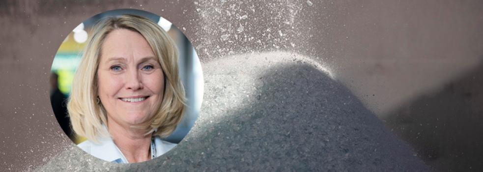 Krossat glas i bakgrunden, med en inklippt kvinna framför