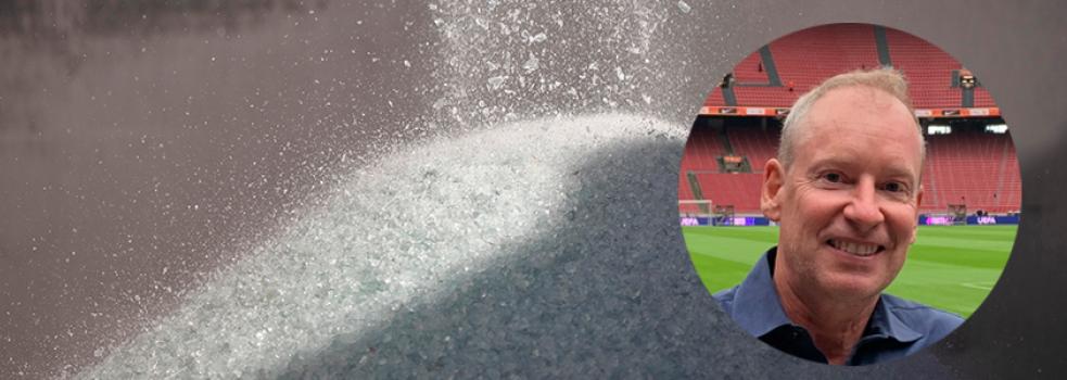 Krossat glas i bakgrunden, med en inklippt man framför