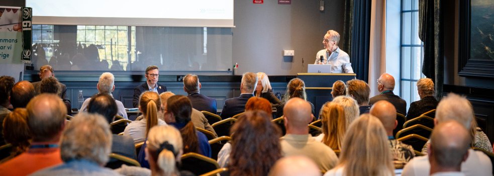 Människor i biosittning tittar mot föredragshållare