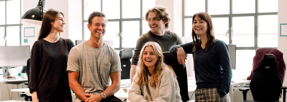 5personer ler mot varandra