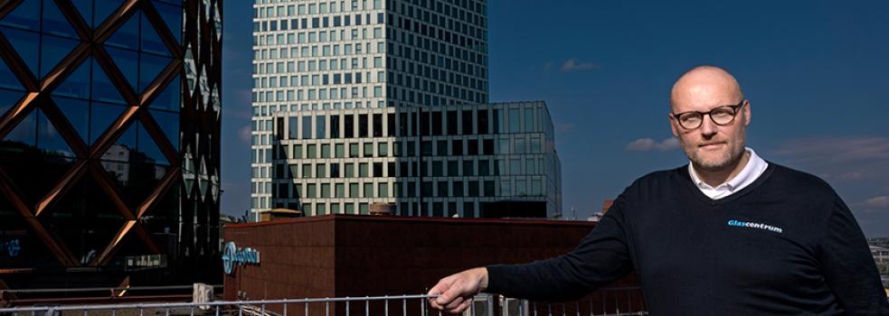 Fredrik står framför två glasfasader