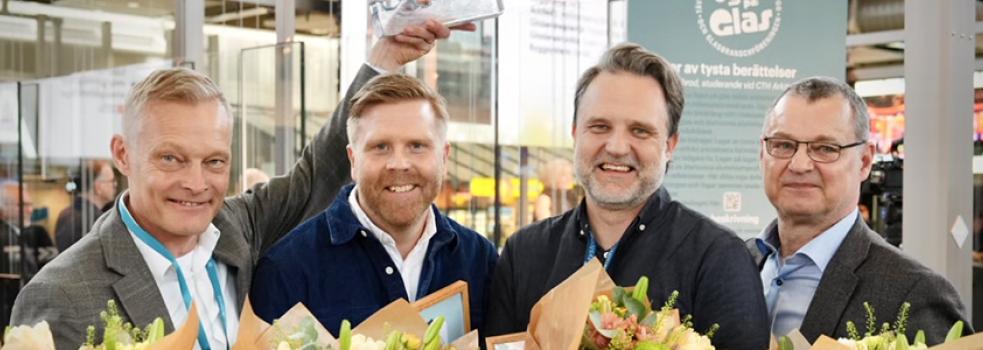 Fyra män tittar in i kameran