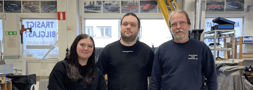 En tjej, två män i verkstaden på Borlänge glasmästeri