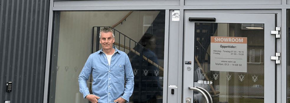 Micael Westerberg vid entrén till Tannefors Glas nya lokaler