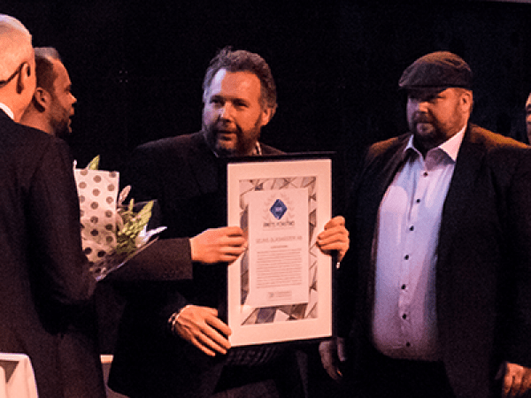 Tomas Andersson, Selins Glasmästeri, tar emot priset Årets företag i glasbranschen på Kongressen 2015