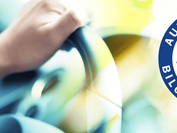 En person kör en bil och Auktoriserat Bilglasmästeris logotype visas i hörnet