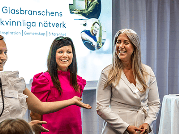 tre kvinnor presenterar sig själva framför en presentation med logotypen för glasbranschens kvinnliga nätverk 
