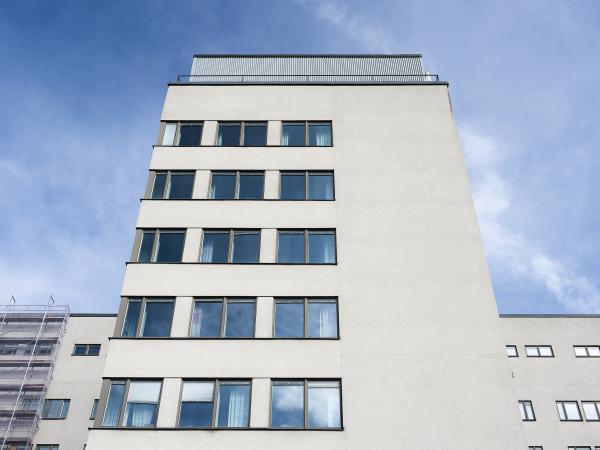 En vid fasad av Södersjukhuset reser sig mot skyn