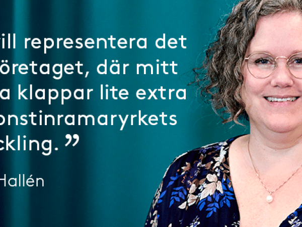 Styrelseledamot Maja Hallén i blommig mörkblå blus mot grön bakgrund