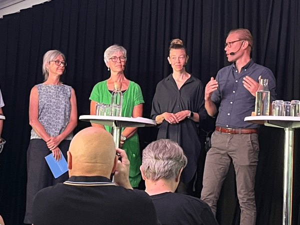 Fem paneldeltagare och en moderator på scen i under Almedalsveckan