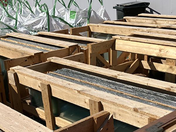 Separerade rutor och storsäckar med glasfraktion