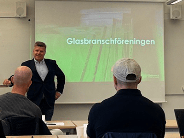 Man i kavaj står framför nya studenter på KYH utbildningen byggnadsingenjör glas och fasad