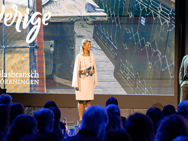 konferecier Pernilla Warberg och Glasbranschföreningens ordförande Jonas Nilsson på scen under kongressmiddagen 2025
