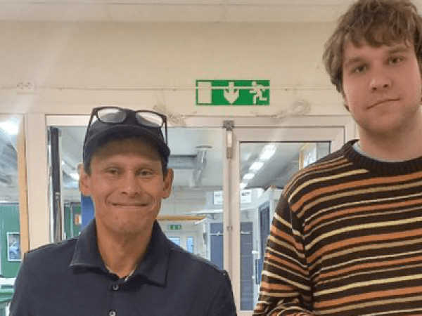 Två män tittar in i kameran