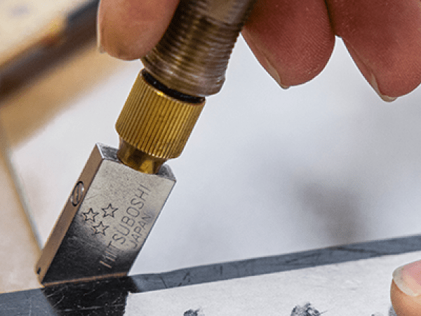 Bild på händer som skär glas