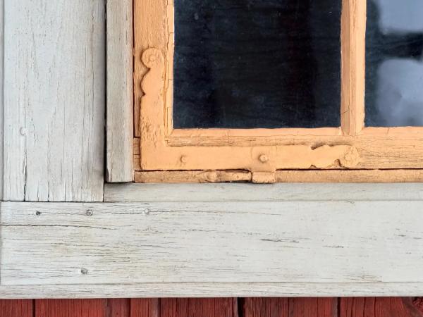 Fönsterkarm, där vi ser en del av glaset
