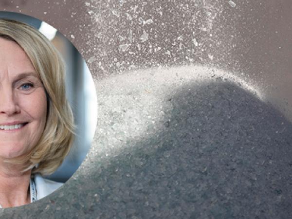 Krossat glas i bakgrunden, med en inklippt kvinna framför