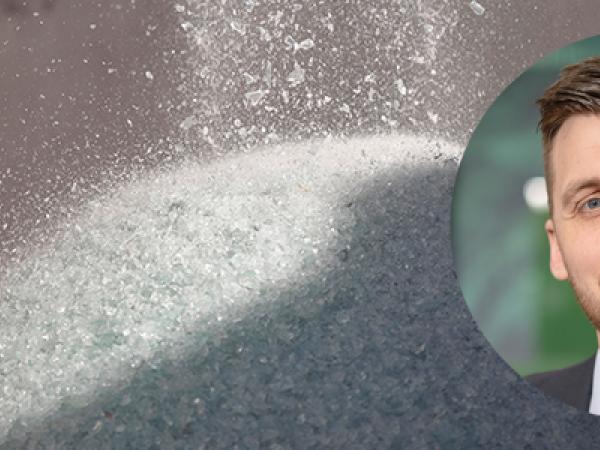 Krossat glas i bakgrunden, med en inklippt man framför