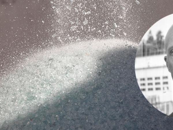 I bakgrunden syns krossat glas, framför en inklistrad bild på en man