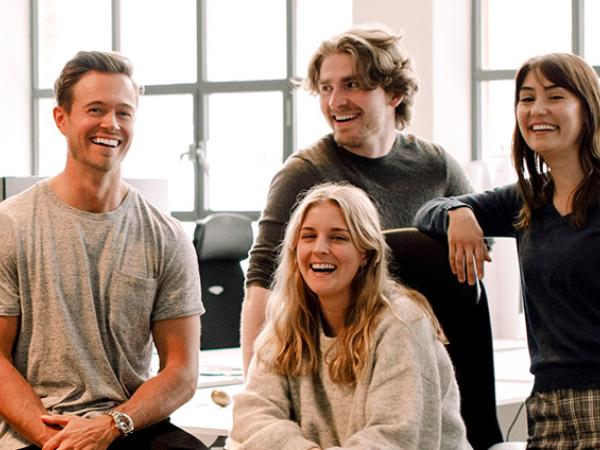 5personer ler mot varandra