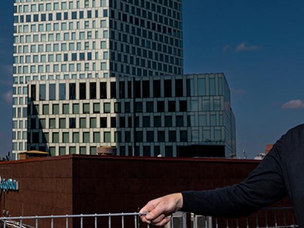 Fredrik står framför två glasfasader