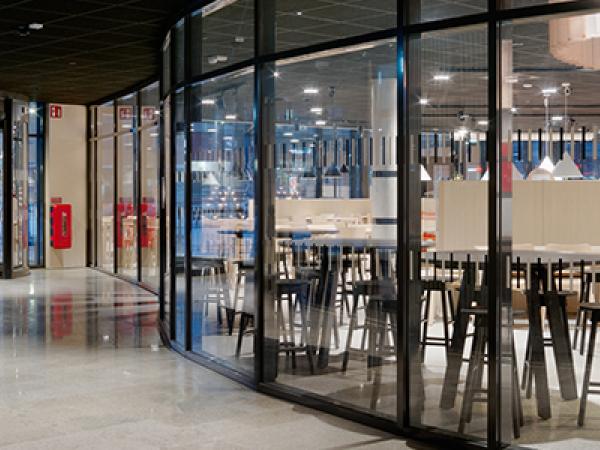 Innerväggar i glas i skola