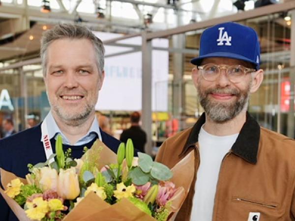 Fyra män tittar in i kameran