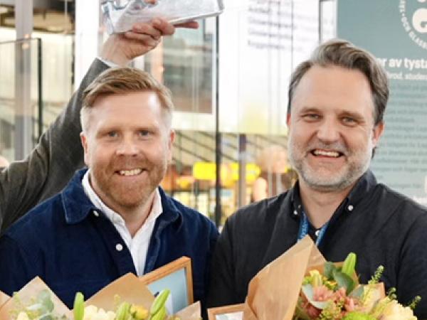 Fyra män tittar in i kameran