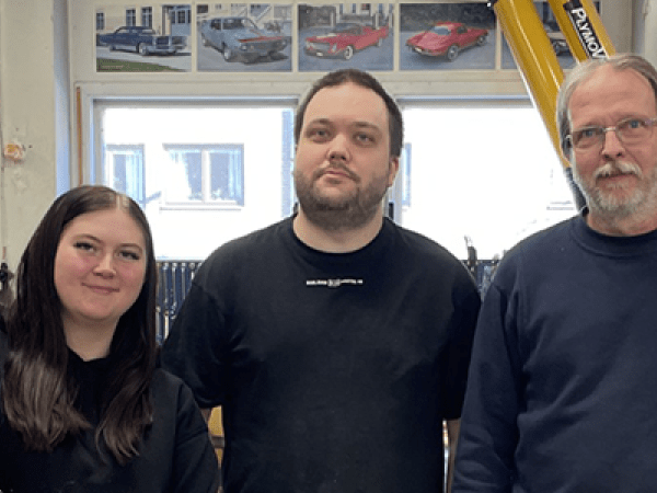 En tjej, två män i verkstaden på Borlänge glasmästeri