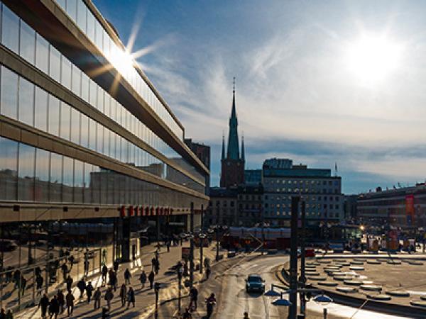 Överblick av torg med byggnad med stor glasfasad