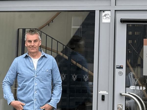 Micael Westerberg vid entrén till Tannefors Glas nya lokaler