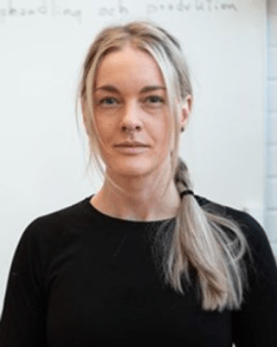 Profilbild av blond kvinna med fläta och svart tröja