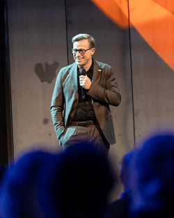 Jonas Nilsson, Glasbranschföreningens ordförande, på scenen under kongressmiddag