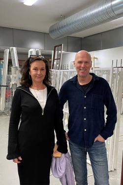 Kvinna och man, i bakgrunden syns fönster