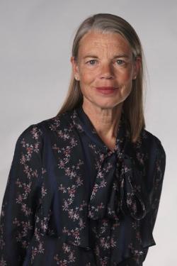 Kvinna leende mot vit bakgrund