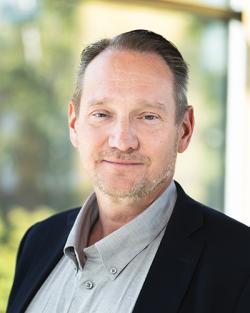 Man tittar in i kameran