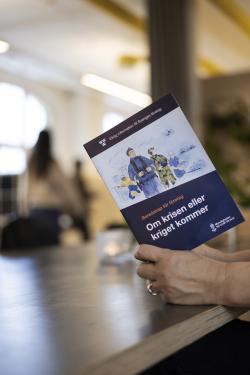 Bild på händer som håller i broschyren Beredskap för företag