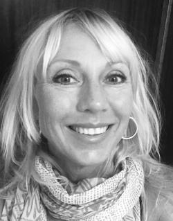 Kvinna tittar in i kameran