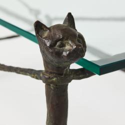 Detaljbild på bord med glasskiva med stiliserad kattfigur