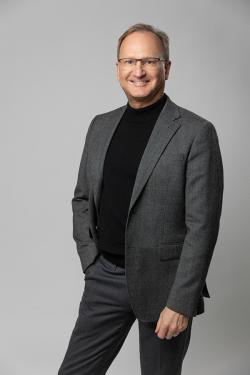 Man ståendes med ena handen i fickan