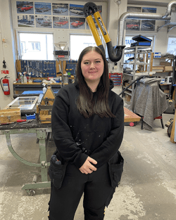 Elin Göransson, praktikant på Borlänge Glamästeri, i svart tjocktröja och arbetsbyxor. 