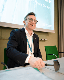 Glasbranschföreningens ordförande Jonas Nilsson med ordförandeklubban under 2026 års föreningsmöte