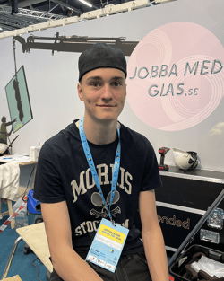 Douglas läser glas och är med i Glasbranschföreningens monter under Yrkes-SM