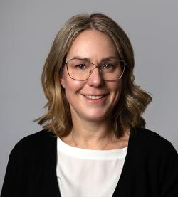 Anna-Lena Fransson på Glascentrum i glasögon, blont hår och vit tröja och svart kavaj