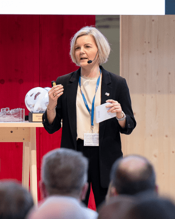 Melinda Lemke på Nordbyggs stora scen vid prisutdelningen av Glaspriset och Glaspärlan 2024